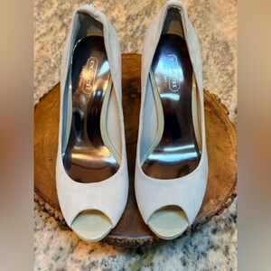 Stunning Coach Suede Peep Toe Heels Pumps Women’s 6B Light Gray Stiletto. EUC